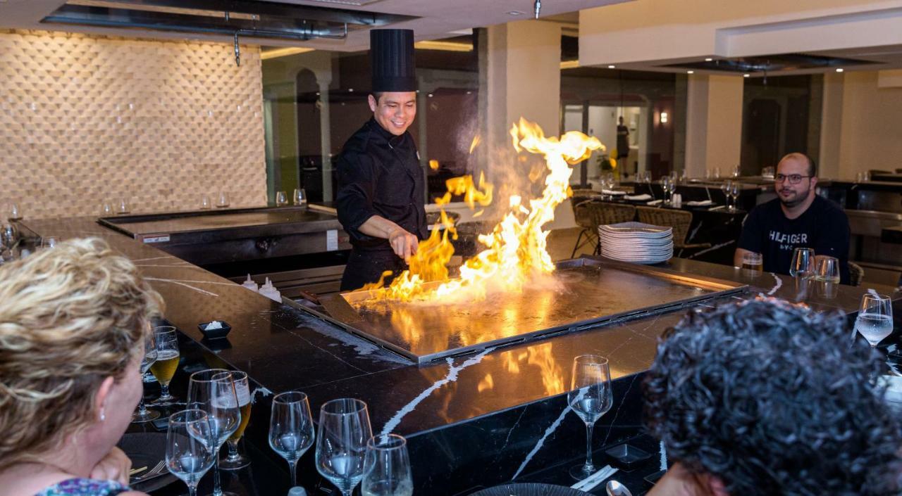 Senator Puerto Plata酒店 外观 照片 A chef cooking with a flaming grill